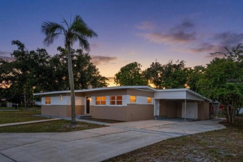 Villa ou maison à Saint Petersburg, Floride 4 chambres, 192.59 m2 № 2342518