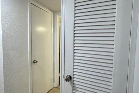 Casa en venta en Tampa, Florida, 5 dormitorios, 214.42 m2 № 2353475 - foto 10