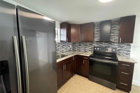 Casa en venta en Tampa, Florida, 5 dormitorios, 214.42 m2 № 2353475 - foto 7