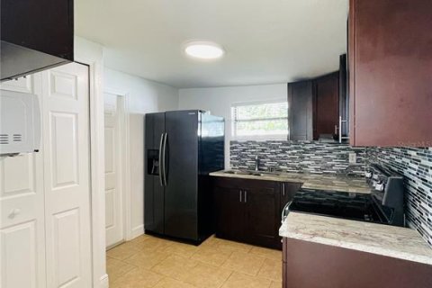 Casa en venta en Tampa, Florida, 5 dormitorios, 214.42 m2 № 2353475 - foto 8