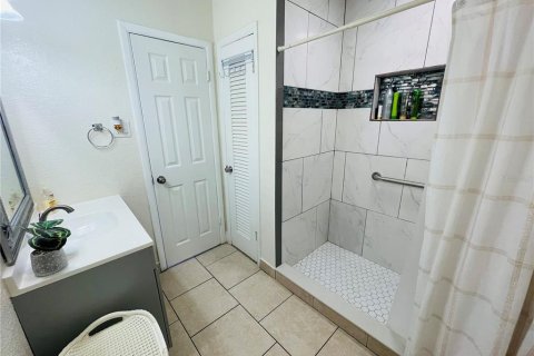 Casa en venta en Tampa, Florida, 5 dormitorios, 214.42 m2 № 2353475 - foto 12