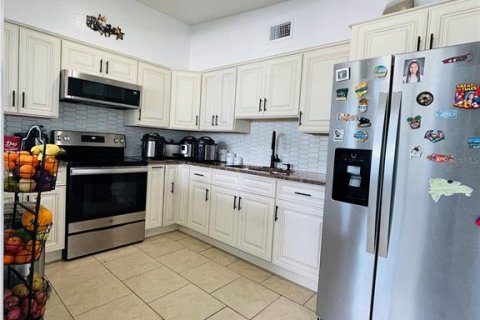 Casa en venta en Tampa, Florida, 5 dormitorios, 214.42 m2 № 2353475 - foto 6