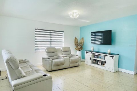 Casa en venta en Tampa, Florida, 5 dormitorios, 214.42 m2 № 2353475 - foto 4