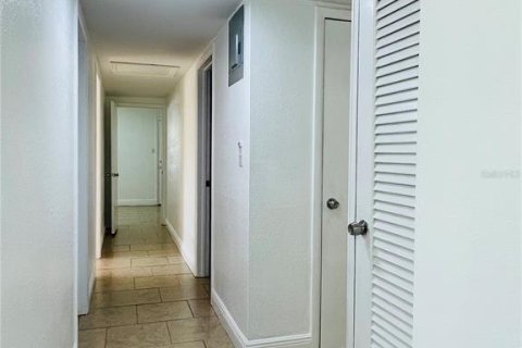 Casa en venta en Tampa, Florida, 5 dormitorios, 214.42 m2 № 2353475 - foto 9