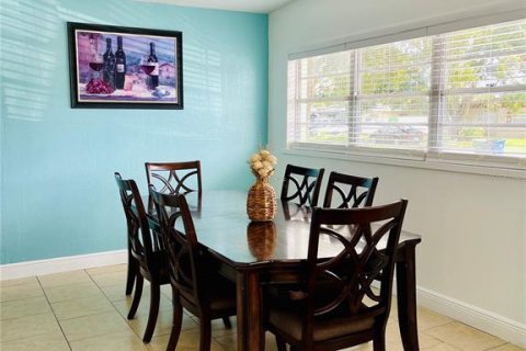 Casa en venta en Tampa, Florida, 5 dormitorios, 214.42 m2 № 2353475 - foto 5