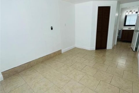 Casa en venta en Tampa, Florida, 5 dormitorios, 214.42 m2 № 2353475 - foto 20