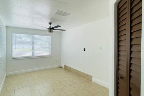 Casa en venta en Tampa, Florida, 5 dormitorios, 214.42 m2 № 2353475 - foto 19