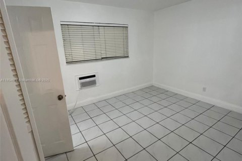 Casa en alquiler en Miami Beach, Florida, 1 dormitorio, 41.81 m2 № 1880383 - foto 9