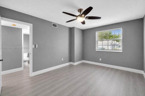 Condominio en alquiler en Oakland Park, Florida, 2 dormitorios, 96.43 m2 № 2168557 - foto 12