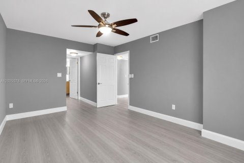 Condominio en alquiler en Oakland Park, Florida, 2 dormitorios, 96.43 m2 № 2168557 - foto 8