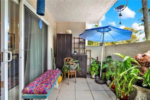 Condo in Pinecrest, Florida, 1 bedroom  № 1820213 - photo 15