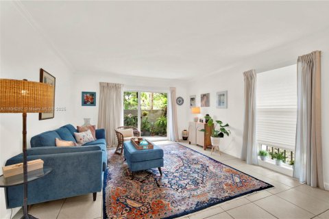 Condo in Pinecrest, Florida, 1 bedroom  № 1820213 - photo 17