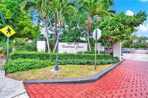 Condo in Pinecrest, Florida, 1 bedroom  № 1820213 - photo 3