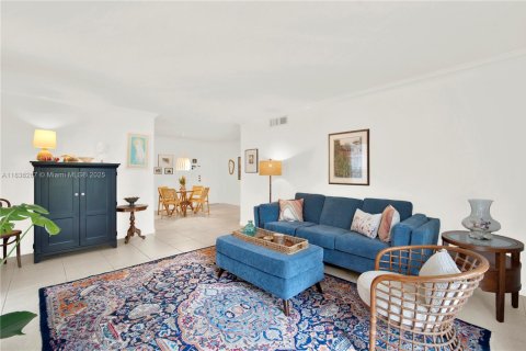 Condo in Pinecrest, Florida, 1 bedroom  № 1820213 - photo 19