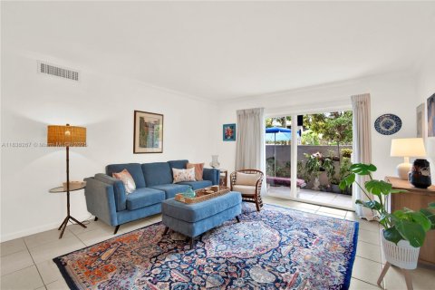 Condo in Pinecrest, Florida, 1 bedroom  № 1820213 - photo 18