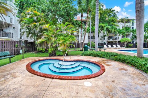 Condo in Pinecrest, Florida, 1 bedroom  № 1820213 - photo 10