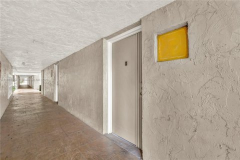 Condo in Pinecrest, Florida, 1 bedroom  № 1820213 - photo 13