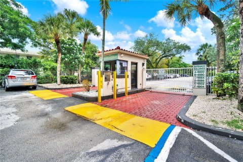 Condo in Pinecrest, Florida, 1 bedroom  № 1820213 - photo 2