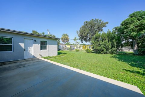 House in Port Charlotte, Florida 3 bedrooms, 140.56 sq.m. № 1894576 - photo 22