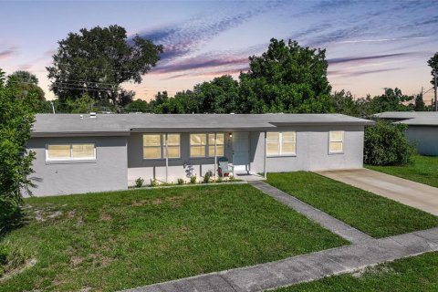 House in Port Charlotte, Florida 3 bedrooms, 140.56 sq.m. № 1894576 - photo 1