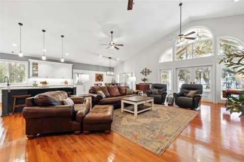 House in East Palatka, Florida 4 bedrooms, 358.14 sq.m. № 1829594 - photo 6