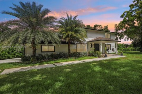 Villa ou maison à vendre à Southwest Ranches, Floride: 4 chambres, 305.83 m2 № 2400588 - photo 2