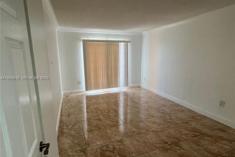 Condo in Hialeah, Florida, 1 bedroom  № 1984030 - photo 9