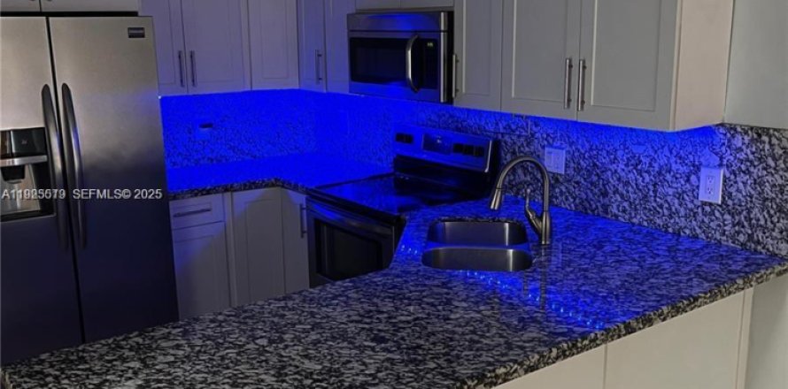 Condo in Hialeah, Florida, 1 bedroom  № 1984030