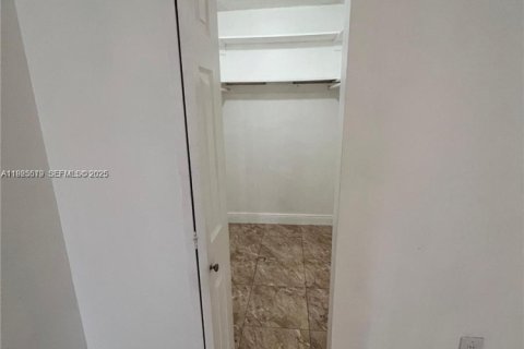 Condo in Hialeah, Florida, 1 bedroom  № 1984030 - photo 17