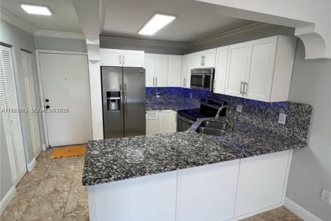 Condo in Hialeah, Florida, 1 bedroom  № 1984030 - photo 8