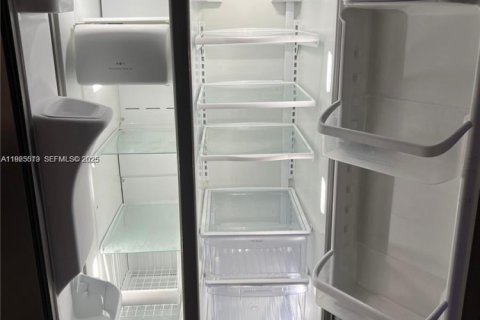 Condo in Hialeah, Florida, 1 bedroom  № 1984030 - photo 11