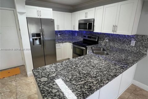 Condo in Hialeah, Florida, 1 bedroom  № 1984030 - photo 2