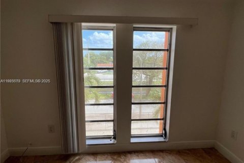 Condo in Hialeah, Florida, 1 bedroom  № 1984030 - photo 19