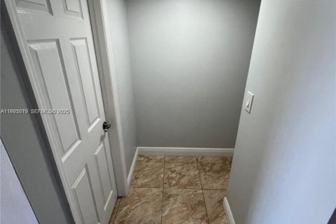 Condo in Hialeah, Florida, 1 bedroom  № 1984030 - photo 12