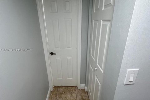 Condo in Hialeah, Florida, 1 bedroom  № 1984030 - photo 5