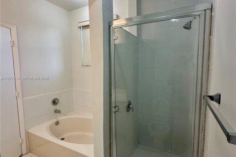 Townhouse in Miami, Florida 3 bedrooms, 141.03 sq.m. № 2044448 - photo 18