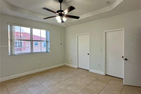 Townhouse in Miami, Florida 3 bedrooms, 141.03 sq.m. № 2044448 - photo 15