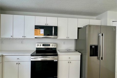 Townhouse in Miami, Florida 3 bedrooms, 141.03 sq.m. № 2044448 - photo 5