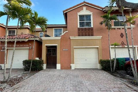Townhouse in Miami, Florida 3 bedrooms, 141.03 sq.m. № 2044448 - photo 1