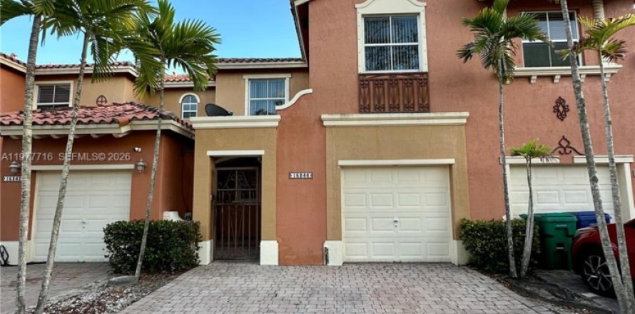 Townhouse in Miami, Florida 3 bedrooms, 141.03 sq.m. № 2044448