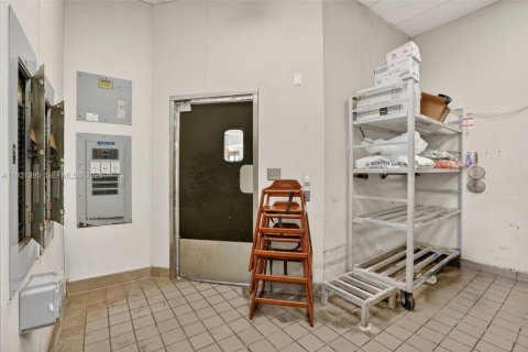 Propiedad comercial en venta en Plantation, Florida № 1991276 - foto 14