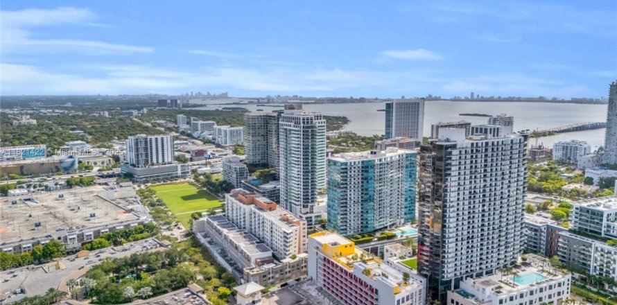 Кондоминиум с 2 спальнями в Майами, Флорида № 1957798