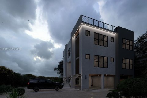 House in Marathon, Florida 5 bedrooms, 371.61 sq.m. № 1862550 - photo 6