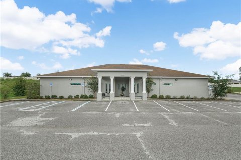 Immobilier commercial à Haines City, Floride 626.53 m2 № 2355975