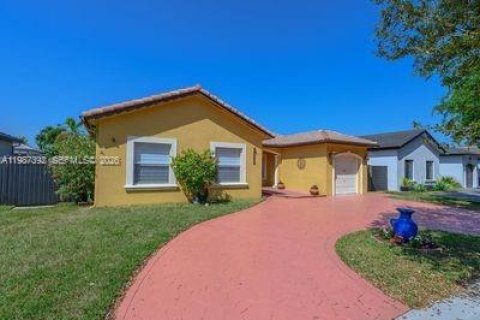 Дом в Майами-Лейкс, Флорида 4 спальни, 170.57м2 № 2050293