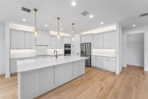 House in Tampa, Florida 5 bedrooms, 251.58 sq.m. № 2312896 - photo 8