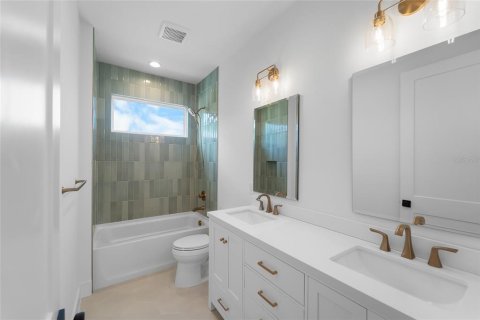 House in Tampa, Florida 5 bedrooms, 251.58 sq.m. № 2312896 - photo 29