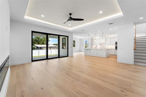 House in Tampa, Florida 5 bedrooms, 251.58 sq.m. № 2312896 - photo 6