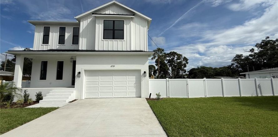 House in Tampa, Florida 5 bedrooms, 251.58 sq.m. № 2312896
