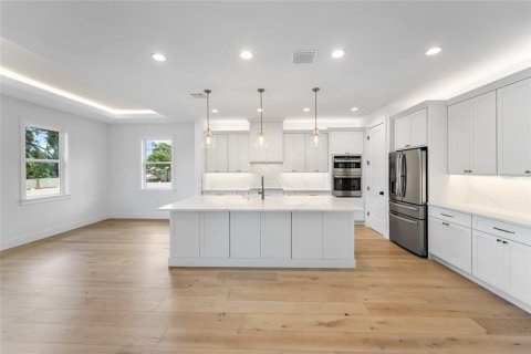 House in Tampa, Florida 5 bedrooms, 251.58 sq.m. № 2312896 - photo 7